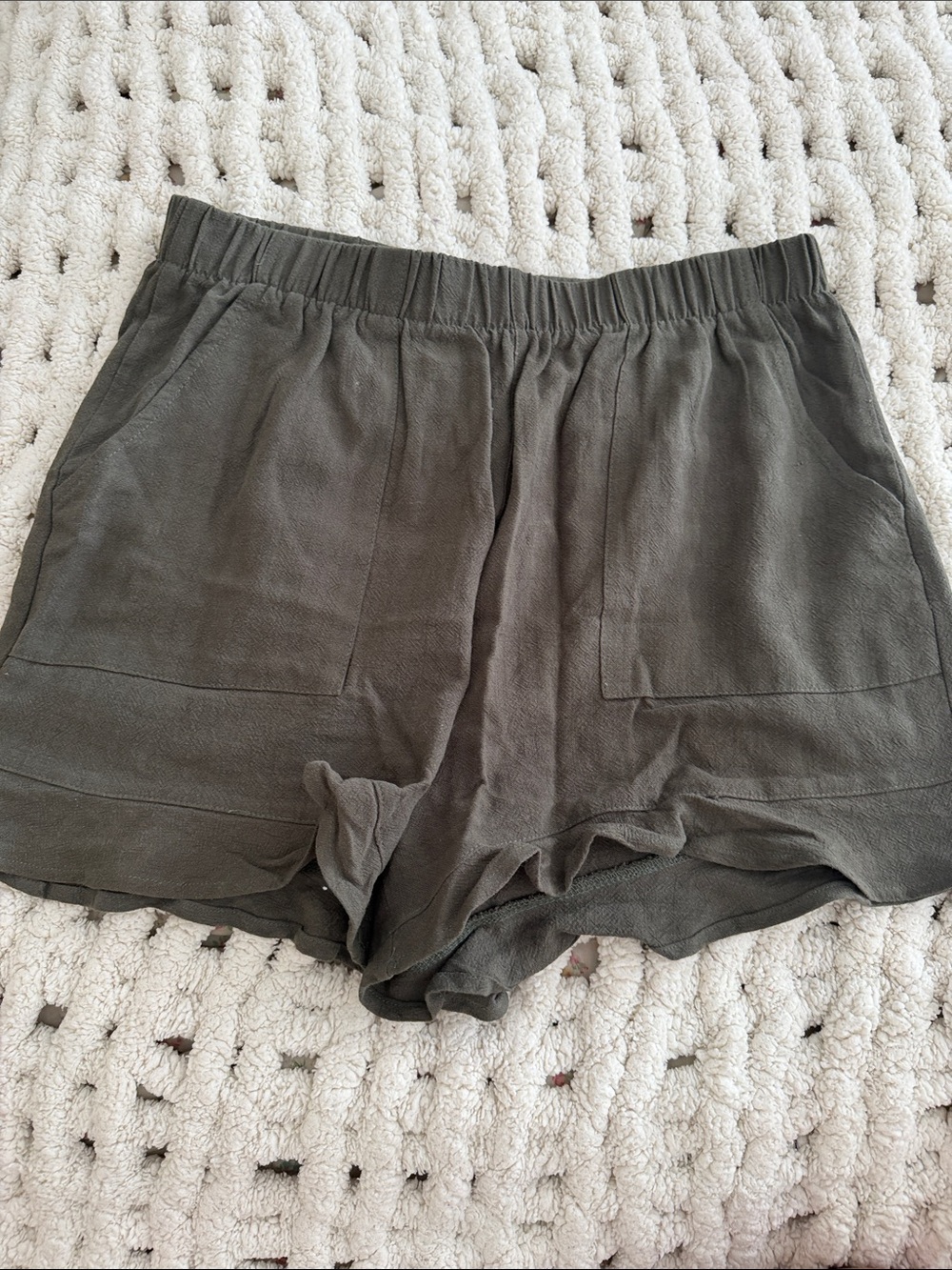 Women’s Elastic-Waist Olive Green Linen-Blend Shorts